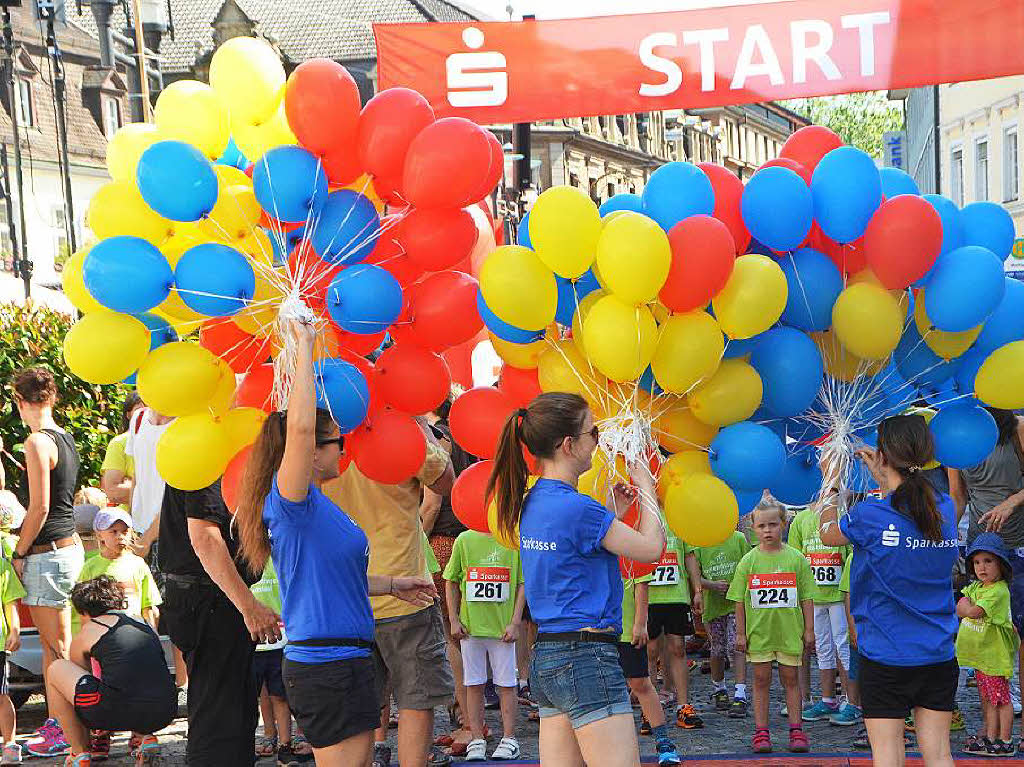 Luftballons in den Emmendinger Stadtfarben stiegen zum Start in den Himmel. Luftballons in den Emmendinger Stadtfarben stiegen zum Start in den Himmel.