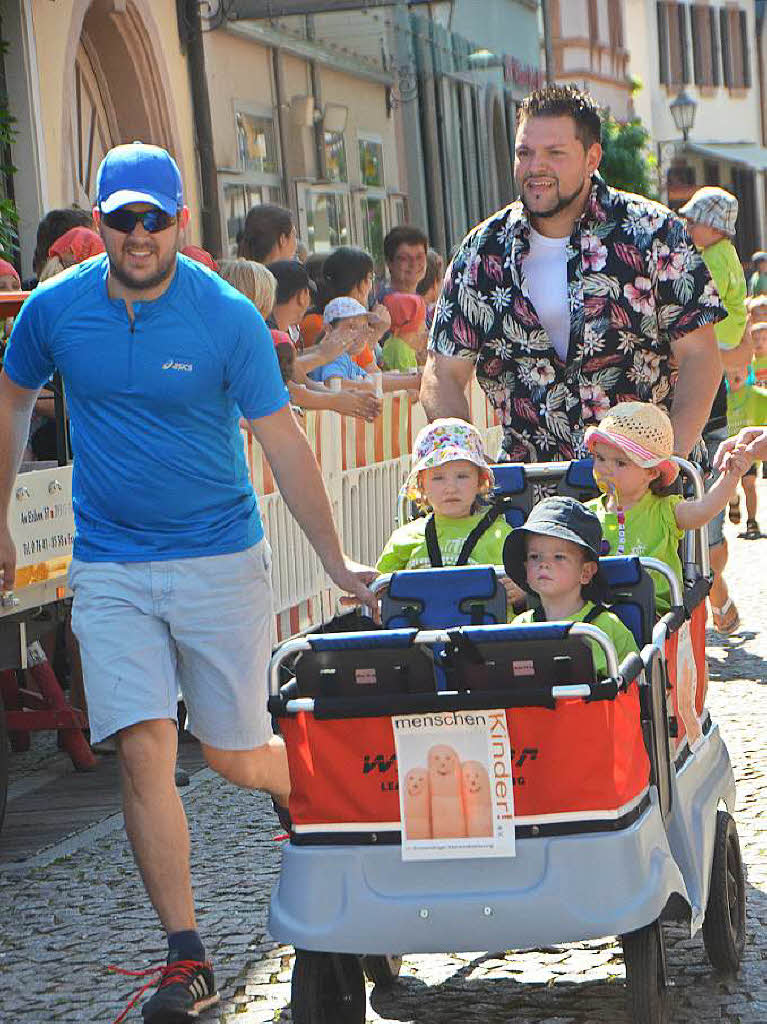 Ganz schön clever: Die Papas als Bordmotor. Ganz schön clever: Die Papas als Bordmotor.