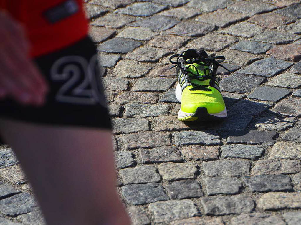 Verlorengegangen: Laufschuh auf dem heißen Pflaster. Verlorengegangen: Laufschuh auf dem heißen Pflaster.