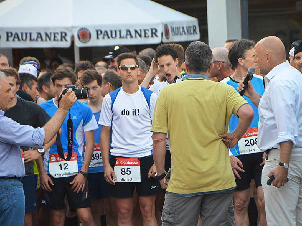 Sekunden vor dem Start für den Emmendinger 10er. OB Stefan Schlatterer gab den Startschuss, kurz zuvor war er selbst beim Jedermannlauf angetreten. Sekunden vor dem Start für den Emmendinger 10er. OB Stefan Schlatterer gab den Startschuss, kurz zuvor war er selbst beim Jedermannlauf angetreten.