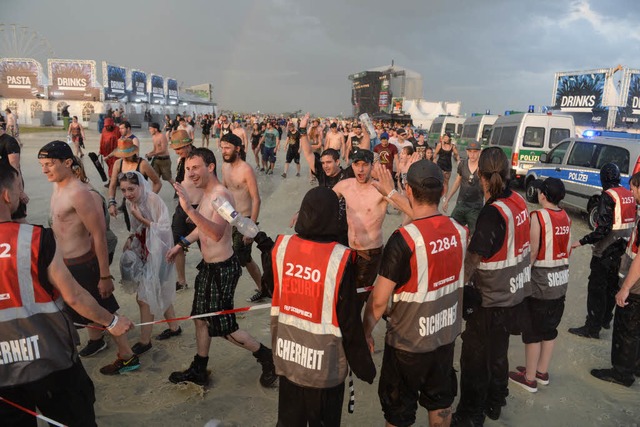 Das Southside-Festival wurde wegen eines Unwetters unterbrochen.  | Foto: dpa