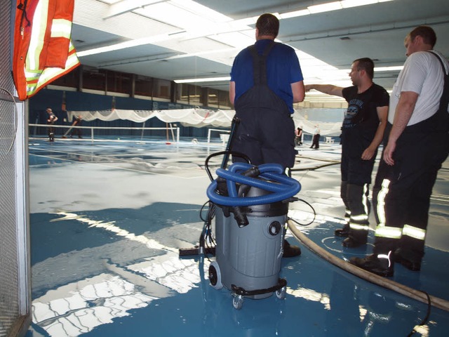 Aus der Tennishalle in Kenzingen musst...u 300.000 Liter Wasser gepumpt werden.  | Foto: Michael Haberer