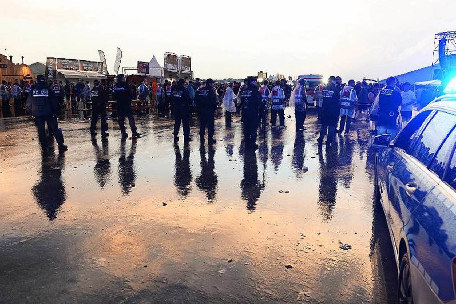 Unwetter beim Southside-Festival (Foto: dpa) Unwetter beim Southside-Festival (Foto: dpa)