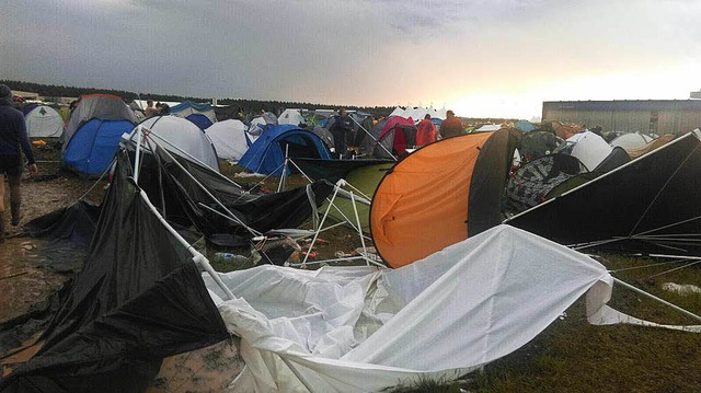 Zerstrte Zelte nach dem Unwetter beim Southside-Festival.  | Foto: privat