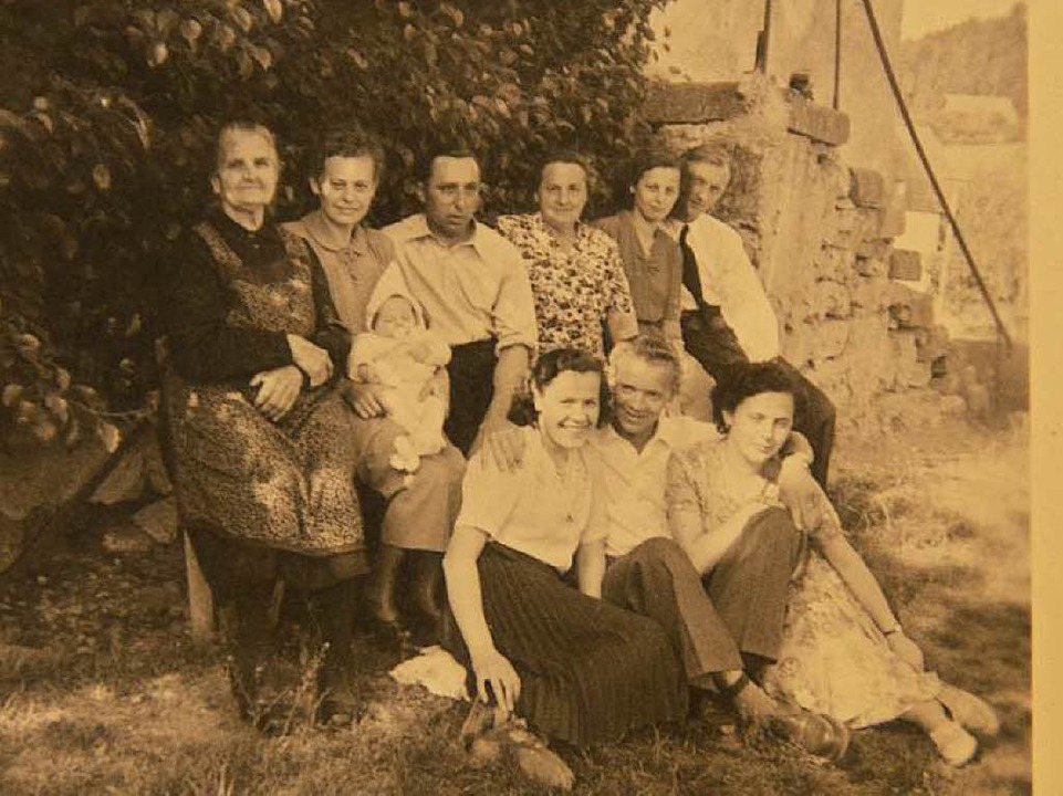 Martha Henkel (hi., 4. v. l.) 1953 vor...erationen ihrer schlesischen Herkunft.  | Foto: Privat