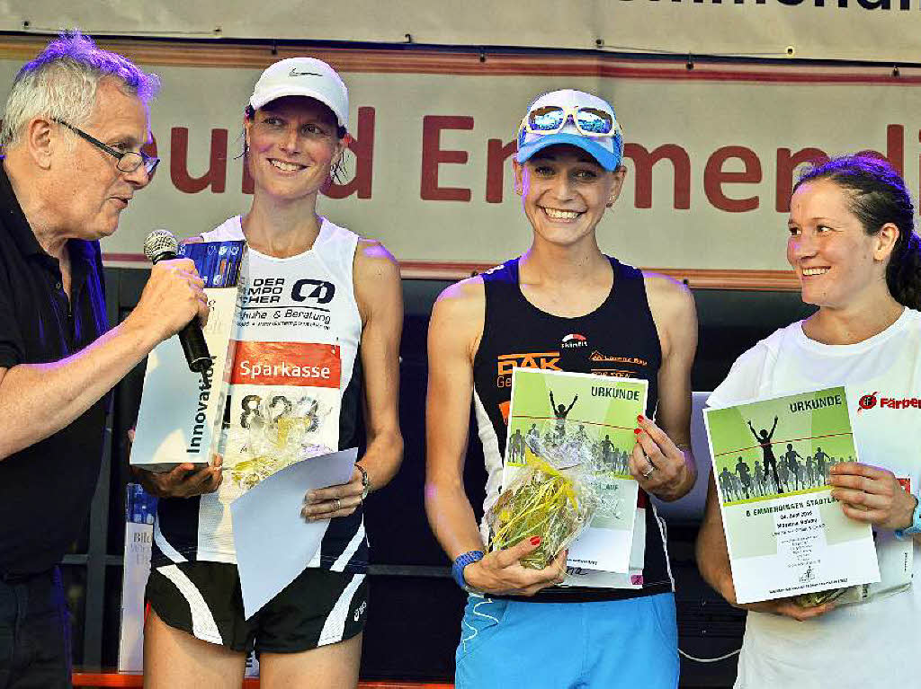Auf dem Podium beim Vier-Kilometer-Lauf: Siegerin Kristin Engelhardt (Zweite von links), Tina Vogelmann (Platz 3) und Marlene Bohny (Platz 2, rechts).