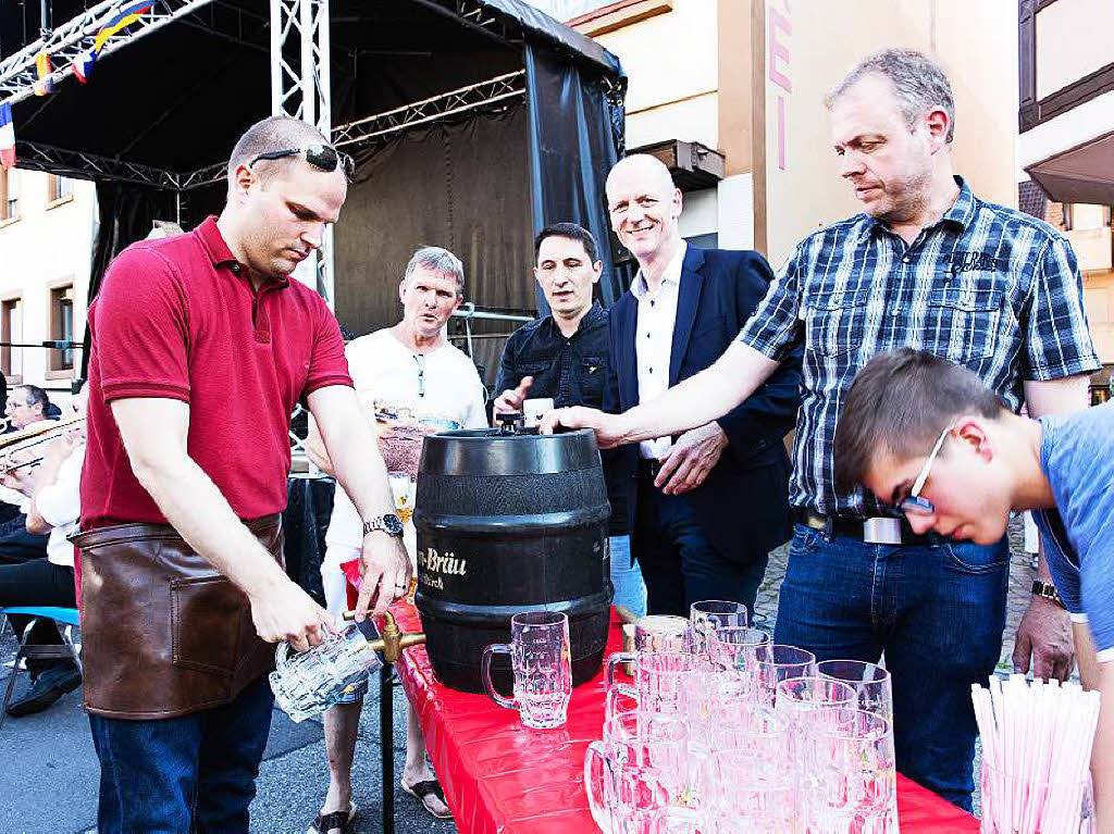 Das Fest ist erffnet: Oberbrgermeister Roman Gtzmann (links), Brauerei-Inhaber Harald Neff (rechts) und der Vorstand des Stadtfestvereins mit Hubert Schmieder, Andreas Klausmann und Rolf Strr (Mitte von links) schenken das Freibier aus.