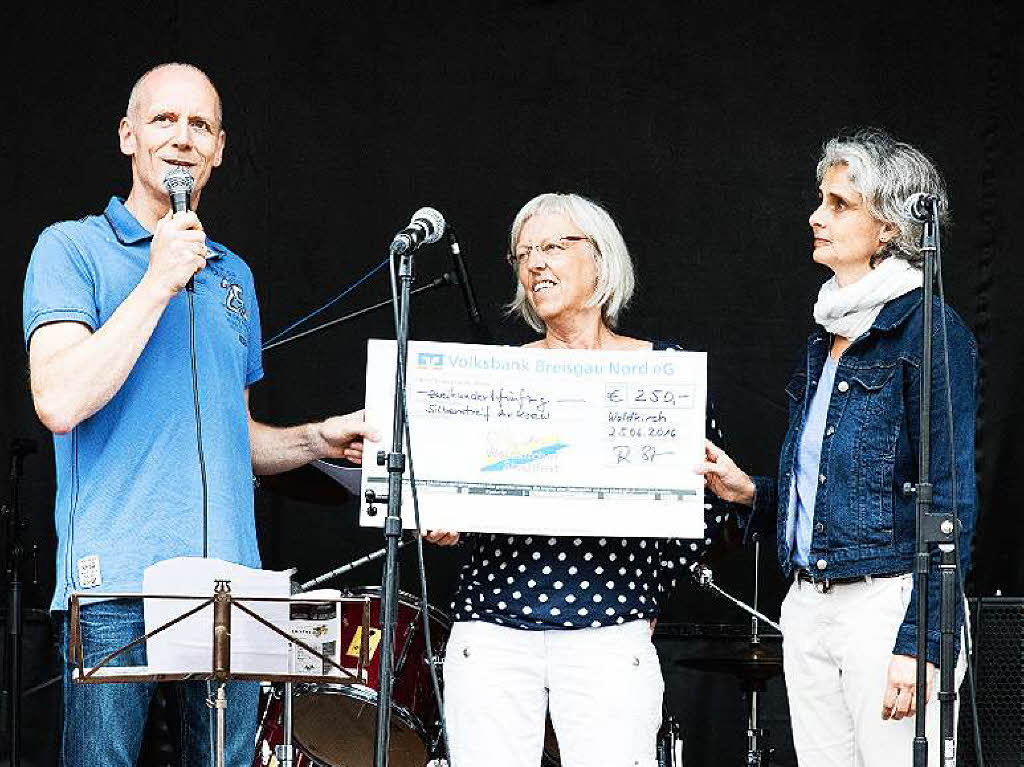 Der Stadtfestvereinsvorsitzende Rolf Strr berreicht Karin Ehret-Eisele und Carmen Rckelein vom Hospizdienst Silberstreif einen Scheck in Hhe von 250 Euro.