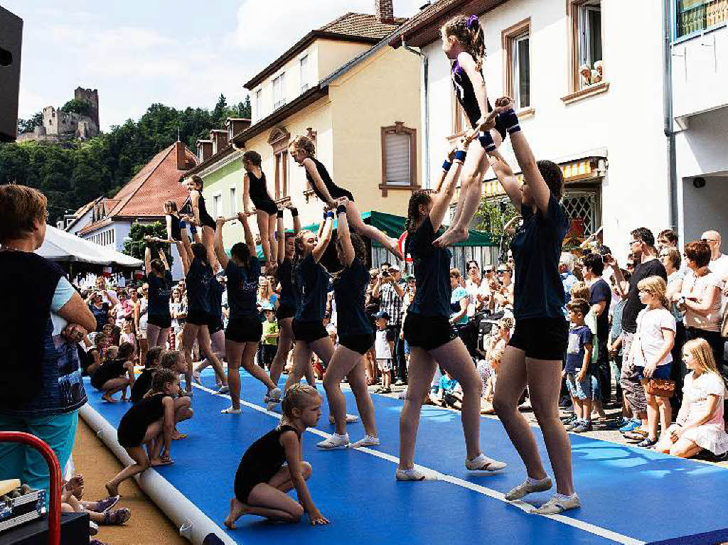 Vor mehreren Reihen Zuschauern zeigten die Turnerinnen des Sportvereins Waldkirch eine attraktive Vorfhrung.