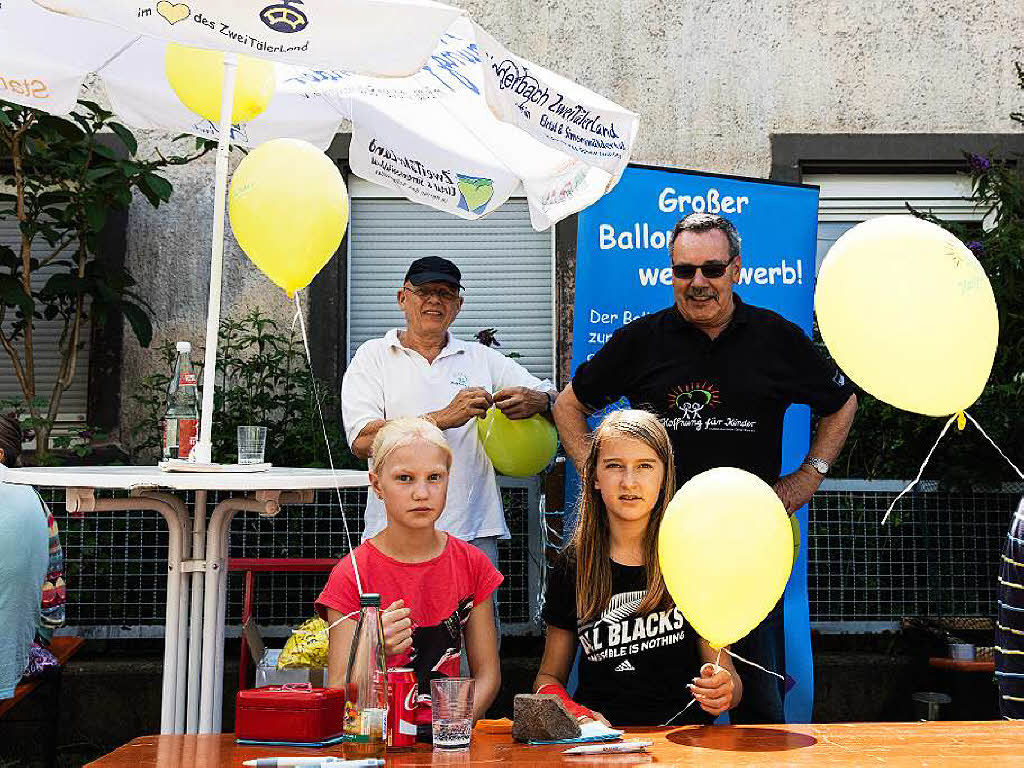 Am Luftballonwettbewerb von Hoffnung fr Kinder nahmen nicht nur Kinder teil.