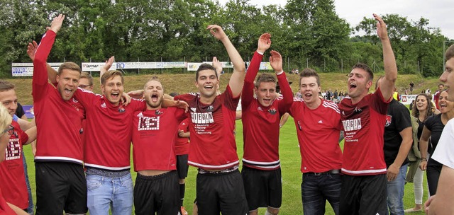 Riesenfreude ber den Bezirksligaaufst...lingen feierten auf  dem Fuballplatz.  | Foto: Jutta Schtz