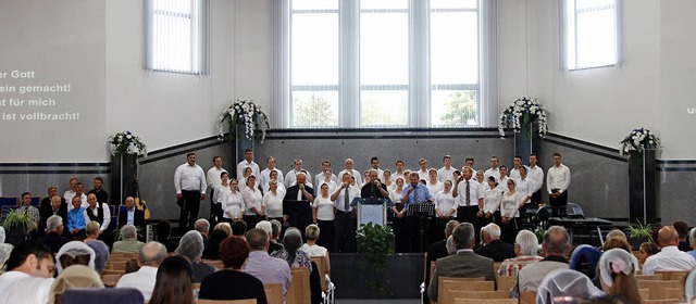 Chorgesang begleitet die Einweihungsfe... Freien Evangeliums-Christengemeinde.   | Foto: Heidi Fssel