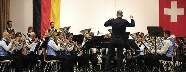 Die Brass Band  Zell/Luzern spielte zu...t mit der Stadtmusik Zell im Wiesental  | Foto: Hans-Jrgen Hege