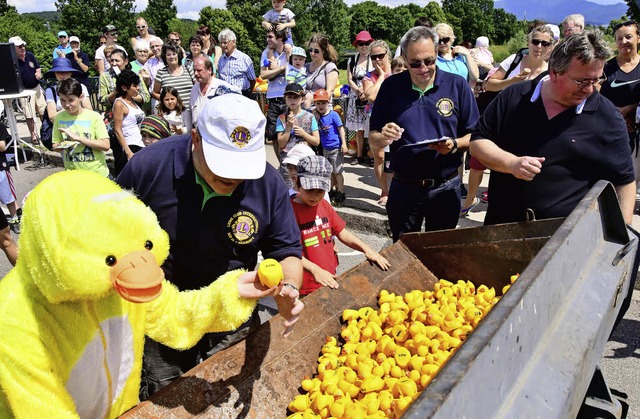 Improvisieren mussten am Sonntag die V...d Ente. Dennoch gab es viele Gewinner.  | Foto: Dieter Erggelet