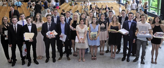 Viele Abiturientinnen und Abiturienten...Abschiedsfeier in der Aula der Schule   | Foto: Heidi Fssel
