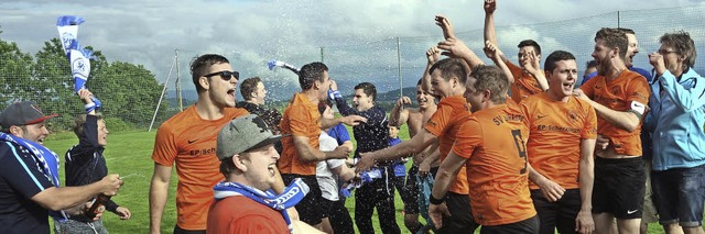 Die Sthlinger Spieler und Fans feiert...isliga A.                               | Foto: Andreas Mahler