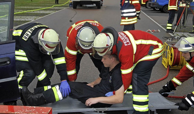 Technische Hilfeleistung: Aus einem Pe...ine verletzte Person geborgen werden.   | Foto: Lins