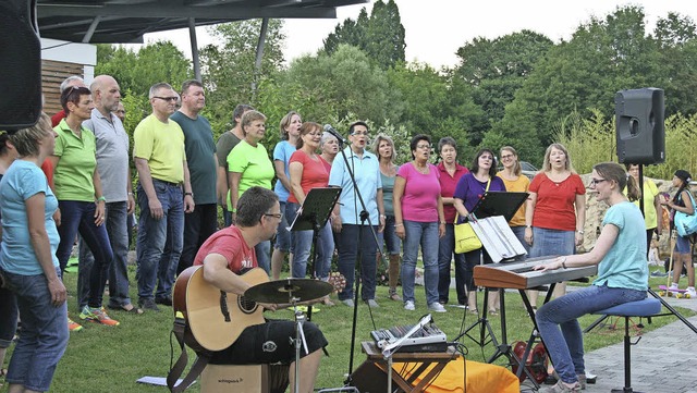 Viele Gste genossen das Mittsommernac...ltung durch die  New Gospel Singers.    | Foto: Charlotte Frse