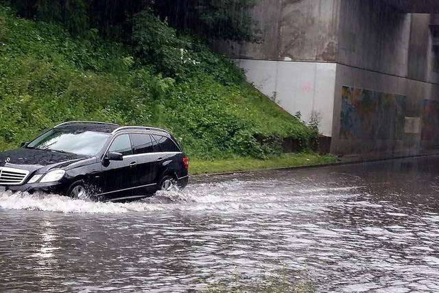 Heftiger Regen bereitet der Feuerwehr Arbeit