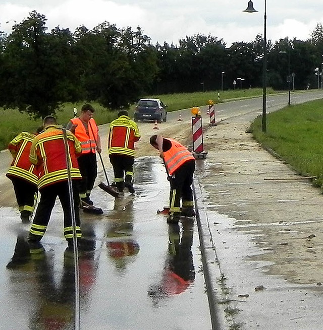 Die Helfer befreiten mehrere Straen von Schlamm.   | Foto: Feuerwehr