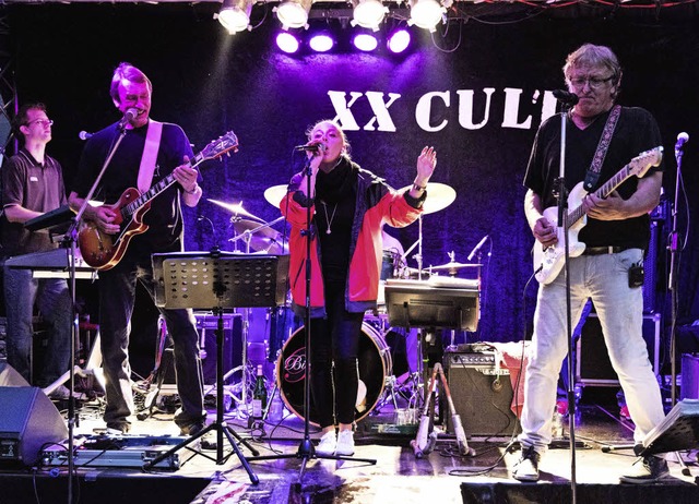 Die Band XX Cult begeisterte beim Stadtmusik am Samstagabend.  | Foto: Gabriele Zahn