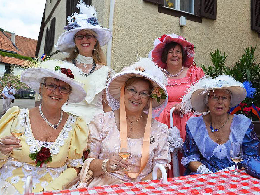 Die Damen der Ranzengarde Freiburg in Biedermeierkostmen