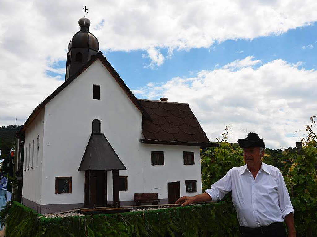 Roland Sonntag hat das mastabgetreue Modell der  Berghauser Kapelle fr den Festumzug frisch gestrichen. Gebaut hat es August Spiegelhalter.