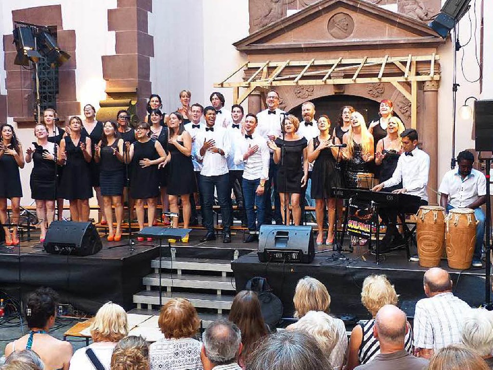 Die Soulfamily beim Auftritt im Rathausinnenhof  | Foto: Georg Rudiger