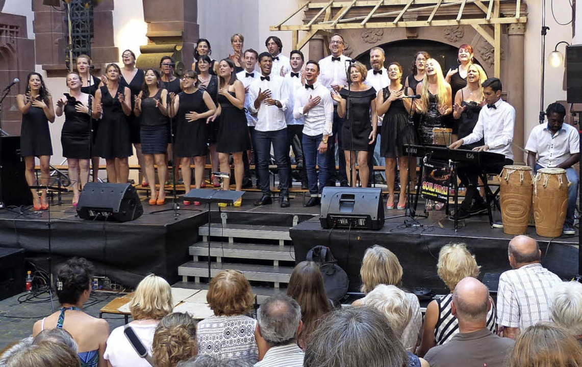 Die Soulfamily beim Auftritt im Rathausinnenhof   | Foto: Georg Rudiger
