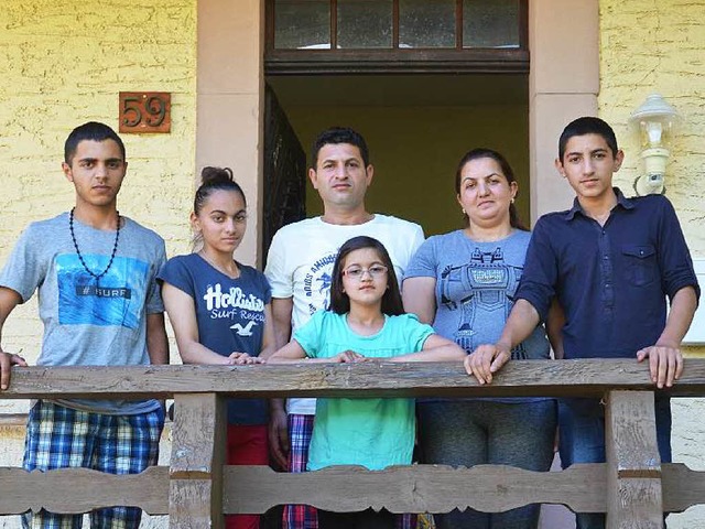 Familie Damjani vor ihrer Wohnung in d...utter Jalldyze Damjani und Sohn Hamdi.  | Foto: Nikola Vogt