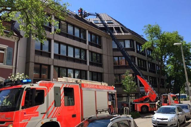 Brand in der Freiburger Altstadt - Feuerwehr lscht am Dach
