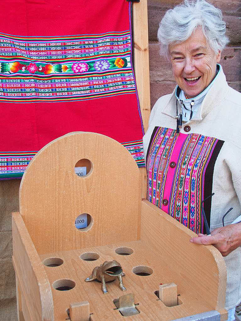 Das peruanische Krtenspiel „SAPO“ begeisterte beim Dorffest Alt und Jung. Die Perugruppe St. Peter warb zugleich fr ihre Arbeit.