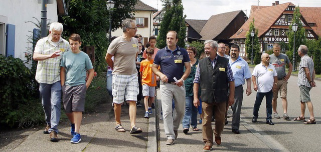 Eine Abordnung mit  Jugendlichen aus S...er (Mitte) durch Meienheim geleitet.   | Foto: Heidi Fssel