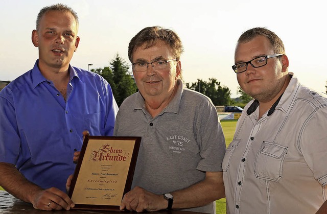 Markus Beck (links), der  Vorsitzende ...hammer zum Ehrenmitglied des Vereins.   | Foto: Sandra Decoux-Kone