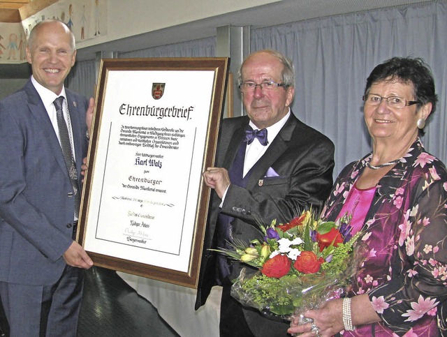 Brgermeister Rdiger Ahlers (links) ...ine Frau Margarete Walz bekam Blumen.   | Foto: Manfred Lange