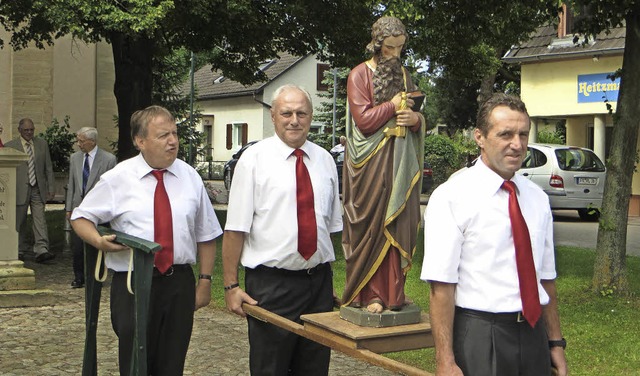 Die Statue des heiligen Petrus trugen ...tzenthaler (von links) durch den Ort.   | Foto: Otmar Faller