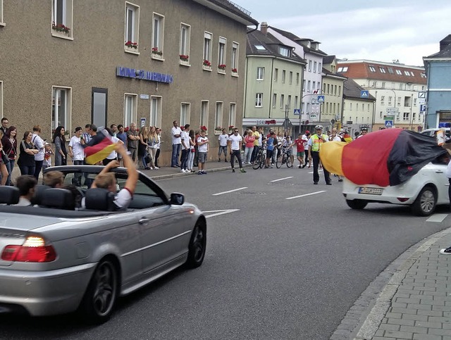 Gut 100 Fuballfans verfolgten den Aut...h dem Achtelfinalsieg gegen Slowakei.   | Foto: Axel Kremp