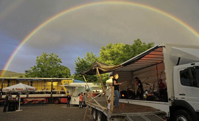 Ein Regenbogen war ein zustzlicher Hingucker beim Schallstadter Festival.   | Foto: Julius Steckmeister