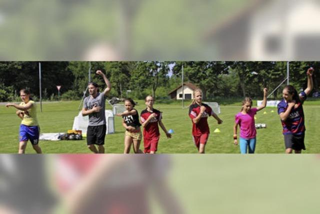 Erst das Aufwrmen, dann das Fuballtraining