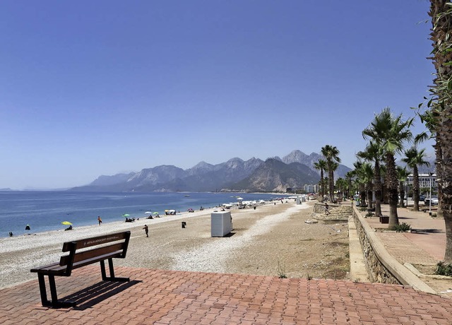 Eigentlich msste im Juni hier kein Ba...trand in der Touristenhochburg Antalya  | Foto: dpa