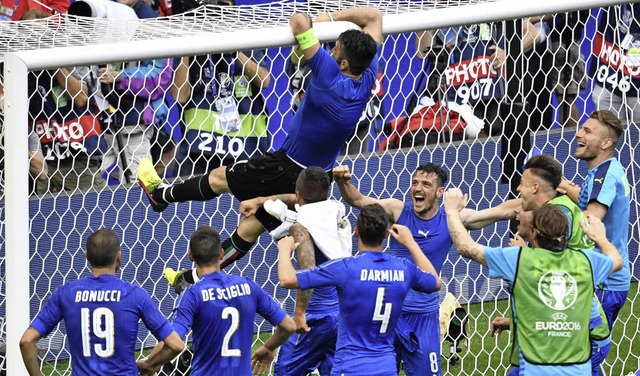 So feiern die Italiener: Keeper Gianlu...t an der Latte, der rest feuert ihn an  | Foto: afp