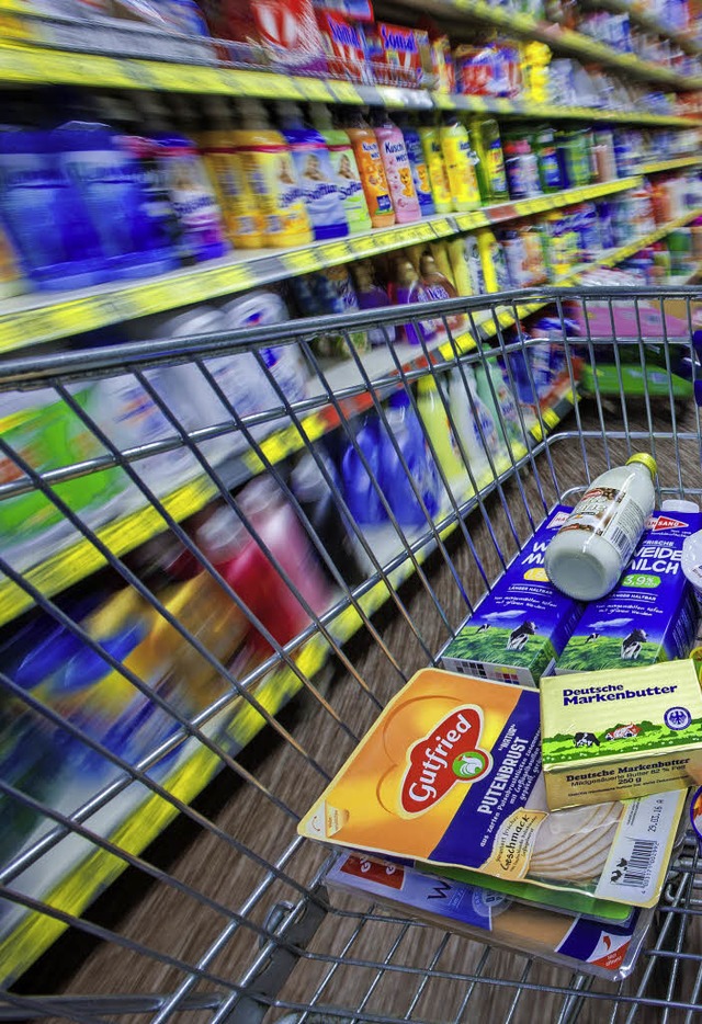 Im Supermarkt orientieren sich die deutschen  Verbraucher vor allem am Preis.   | Foto: DPA