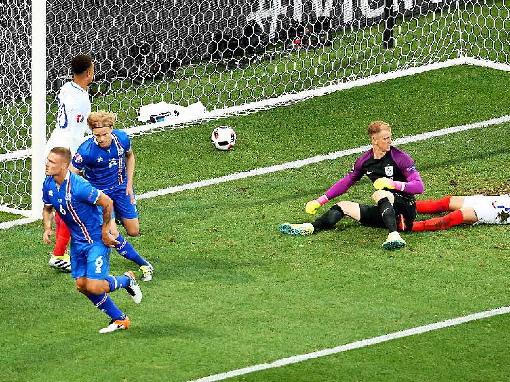 Doch 80 Sekunden spter die berraschung: Island kloppt den Ball ins gegnerische Netz.