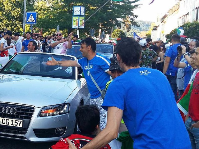 Da war es noch friedlich: In Bad Scki...che Fans den Einzug ins Viertelfinale,  | Foto: Axel Kremp