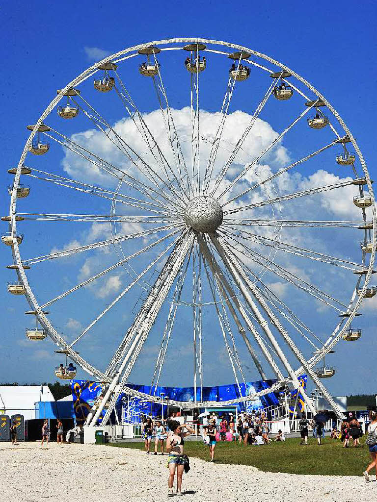 Die Wolken am Mittag noch gefangen im Riesenrad beim Southside Festival 2016