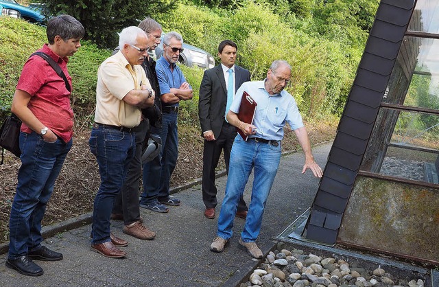 Bauleiter Martin Geiger erlutert Mitg...nsegnungshalle am Friedhof Kippenheim.  | Foto: Susanne Gilg