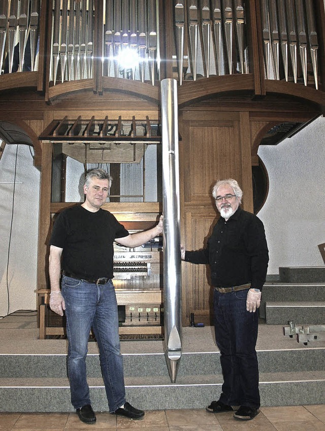 Orgelbauer Jens Steinhoff (links) und ...wlf Aposteln&#8220; in Hinterzarten.   | Foto: DIETER MAURER