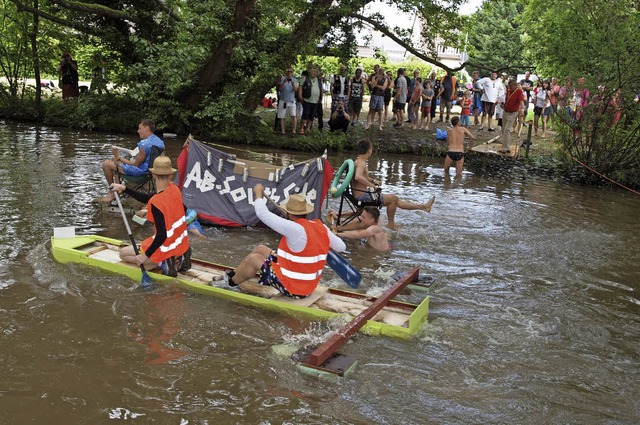 &#8222;Grne Mamba&#8220;  in Rot gege...l geht Baden&#8220; sorgen fr Gaudi.   | Foto: Michael Haberer