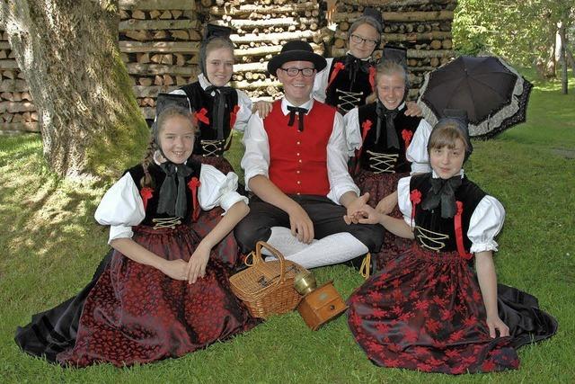 Mit der Trachtentanzgruppe Amrigschwand-Tiefenhusern (Volkstnze aus dem Schwazrwald und benachbartem Ausland) in Hchenschwand