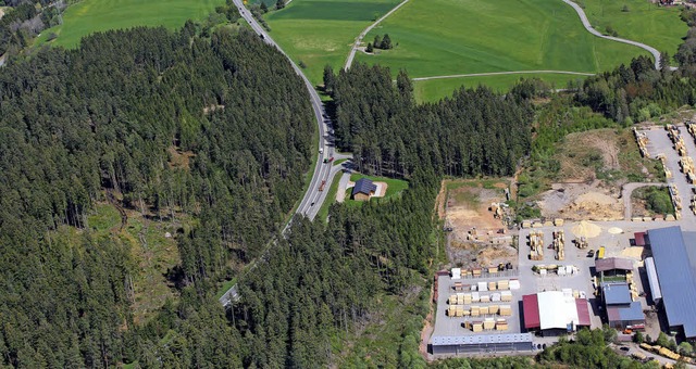 Zwischen der Bundesstrae 31  und dem ...ue Tank und Rastanlage gebaut werden.   | Foto: Christa Maier